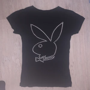 Playboybunny tröja - Äkta Playboybunny tröja köpt här från plick! Helt ny och oanvänd inga defekter. 