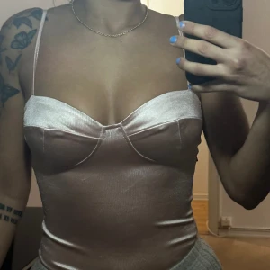 Fest topp - Jätte fin fest topp i rosa silkes material. Säljer den då den är för liten för mig. Aldrig använd och prislappen sitter kvar :) Perfekt till nyårsfirandet! 