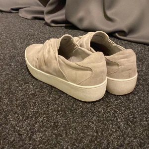 Skor - Ett par grå/beiga skor med lite högre sula från märket XIT, väldigt sparsamt använt.🤩storlek 38