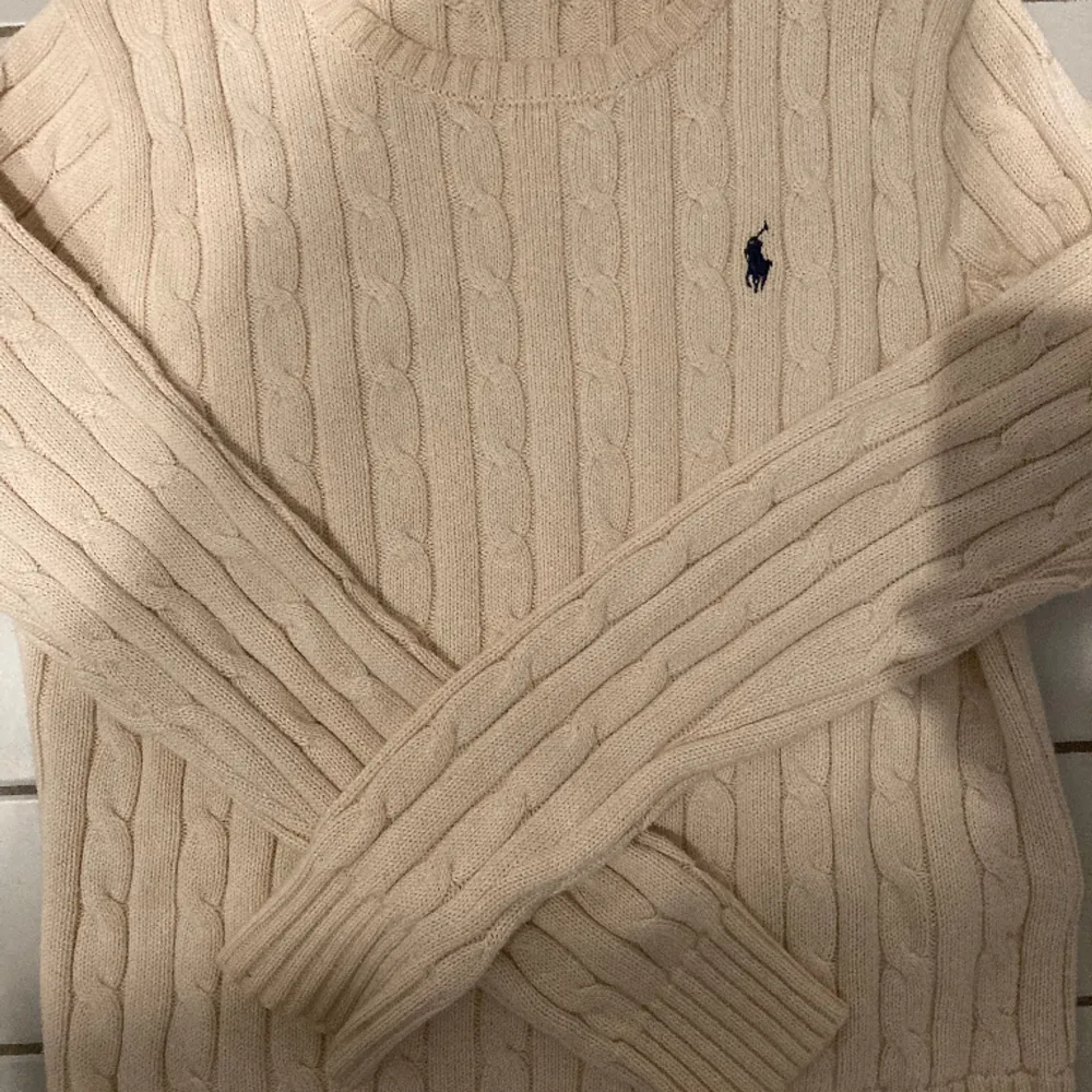 En fin kabelstickad Ralph lauren tröja som bär storleken M, dam nypriset ligger på runt 2000 8:10 skick. Tröjor & Koftor.