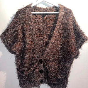 Kofta  - Jätte fin kofta från vila i storlek S men sitter mer som en m, kan skicka bild på om man frågar💗