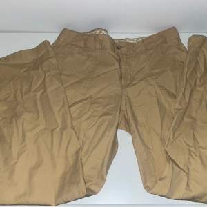 Ett par cargo byxor från Columbia sportswear, midjemåttet är 40 cm tvärs över skulle säga att dem är mid/high rise. 