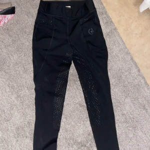 Ridbyxor  - Säljer dessa ridbyxor då jag inte rider längre, andvända men väl omhändertagen, svarta med helskoning där bak, stlk 160 säljer för 80kr + frakt (pris kan diskuteras 