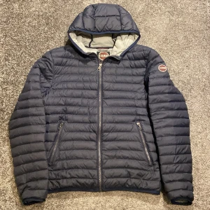 Colmar jacka - Colmar jacka. Storlek: 48 som motsvarar S. Väldigt fint skick. Nypris: 3700kr. Vid fler frågor/bilder är det bara och höra av sig!