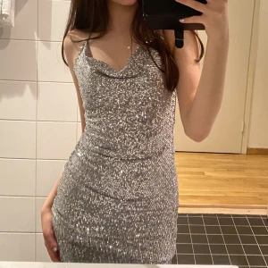 Glitter klänning - Glitter klänning som är perfekt till nyår och endast använd 1 gång, kom privat för fler bilder🤍