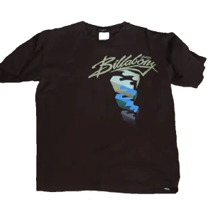 Billabong tshirt  - Brun Billabong t shirt som knappt är använd. Bra skick inget håll ele liknande som jag vet om. Kom privat för mer bilder och priset kan diskuteras vid snabb affär 