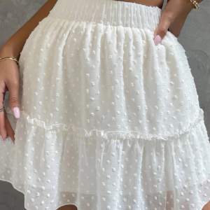 Säljer denna söta kjol perfe till sommaren osv💓💓