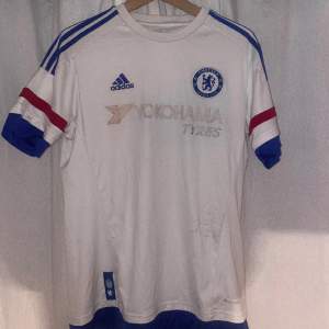 Äldre Chelsea tröja, sliten i text på tröjan och överlag samt en fläck på magen som syns på bilden 