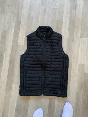 Svart Väst - Säljer en snygg svart Jack & Jones väst för bara 150kr  Pris sänkes vid snabba köp