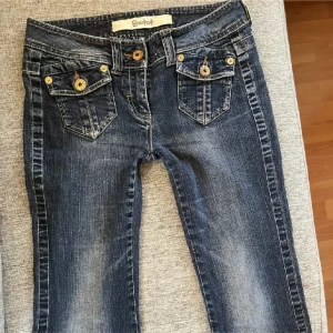 jätte fina lågmidjade bootcut jeans!! - super fina bootcut jeans!! köpta här på plick men passade tyvärr inte mig😭 midjemått 76 och innerbenslängden 74 ish🥰🥰