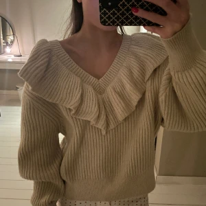 Söt stickad tröja  - Såå gullig stickad tröja med fina detaljer, varm och skön nu till vintern