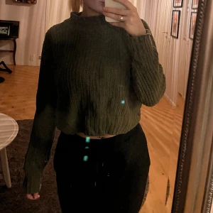 Stickad tröja  - En ( mossgrön) stickad tröja från HM.  Använd några gånger.  Tröjan har en liten krage och är mer raka i armarna.