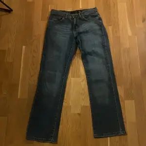 Säljer mina fina Calvin Klein Jeans pågrund av för korta och för små, är 180 då dessa passar någon som kanske är runt 170. Är i väldigt bra skick och är otroligt fina på! 
