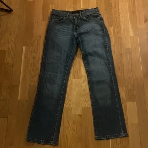 Calvin Klein jeans  - Säljer mina fina Calvin Klein Jeans pågrund av för korta och för små, är 180 då dessa passar någon som kanske är runt 170. Är i väldigt bra skick och är otroligt fina på! 