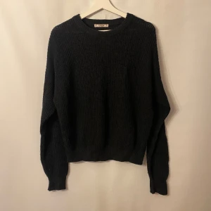Svart stickad tröja - Svart stickad tröja. Märke: Pull and Bear. Storlek: S