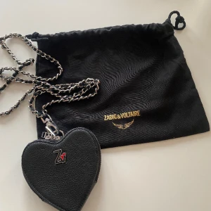 Äkta Zadig pochette  - Säljer min äkta Zadig&Voltaire Pochette i kalvskinn som är från deras ”Valentines Day Edition”. Knappt använd, men perfekt som accessoar att ha nycklar och läppglans i😍 Kan diskutera pris och mötas upp i Stockholm
