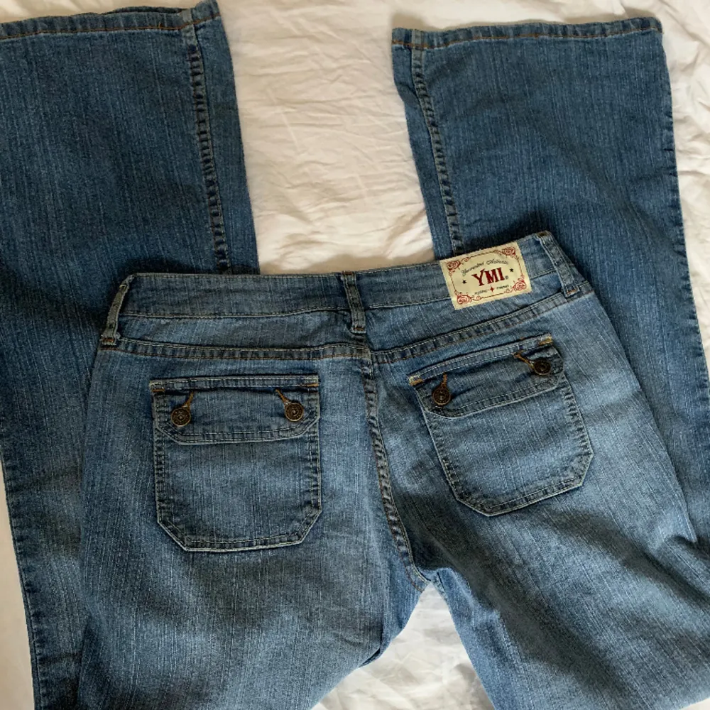 Säljer dessa super fina lågmidjade jeansen för att de tyvär är för stora för mig. De är i bra skick för att vara second hand och har inga defekter.  Midjemått: 38 Innerbenslängd: 80. Jeans & Byxor.