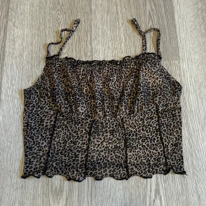 Meshtopp - Supersöt meshtopp i leomönster. Aldrig använt så bra skick! 🤎 köp via köp nu eller kom privat 