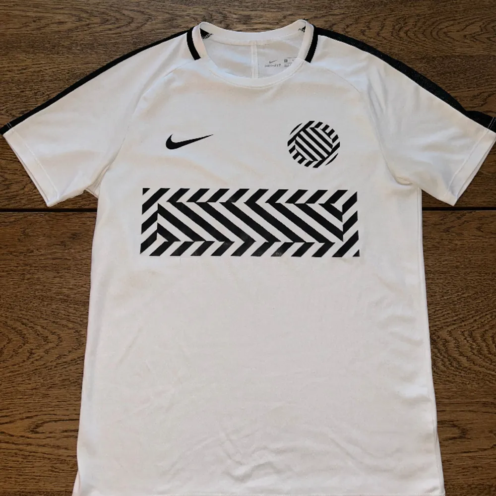 ”Nike FC” t-shirt i storlek M. T-shirts.