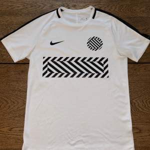 ”Nike FC” t-shirt i storlek M