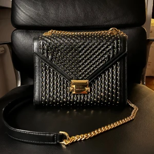 Michael Kors väska - Fin och snygg väska från Michael Kors i svart med gulddetaljer.