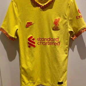 Liverpools tredjetröja 21/22 - Använd ca 3 gånger.