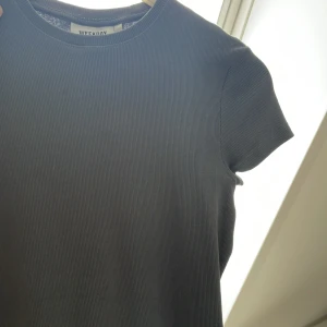 Weekday t-shirt - Bra skick men en liten fläck som knappt syns, därav priset. Grå/blå färg. Skriv vid frågor💘