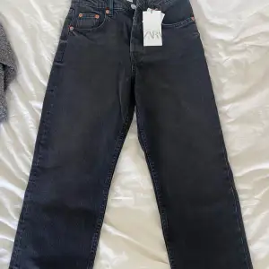 Snygga svarta jeans från Zara som är raka i benen. Aldrig använda sen jag fick de för 2 år sedan. Säljer de pga att de är för små 💕köparen står för frakt 
