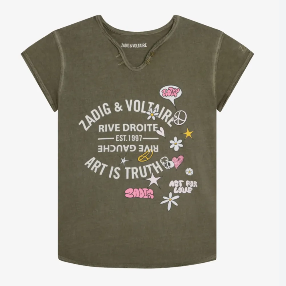 Säljer denna fina t-shirt för att den inte kommer till användning ❤️ möts även upp vid tekniska högskolan . T-shirts.