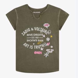 Säljer denna fina t-shirt för att den inte kommer till användning ❤️ möts även upp vid tekniska högskolan 
