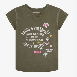Zadig & Voltaire T-shirt  - Säljer denna fina t-shirt för att den inte kommer till användning ❤️ möts även upp vid tekniska högskolan 