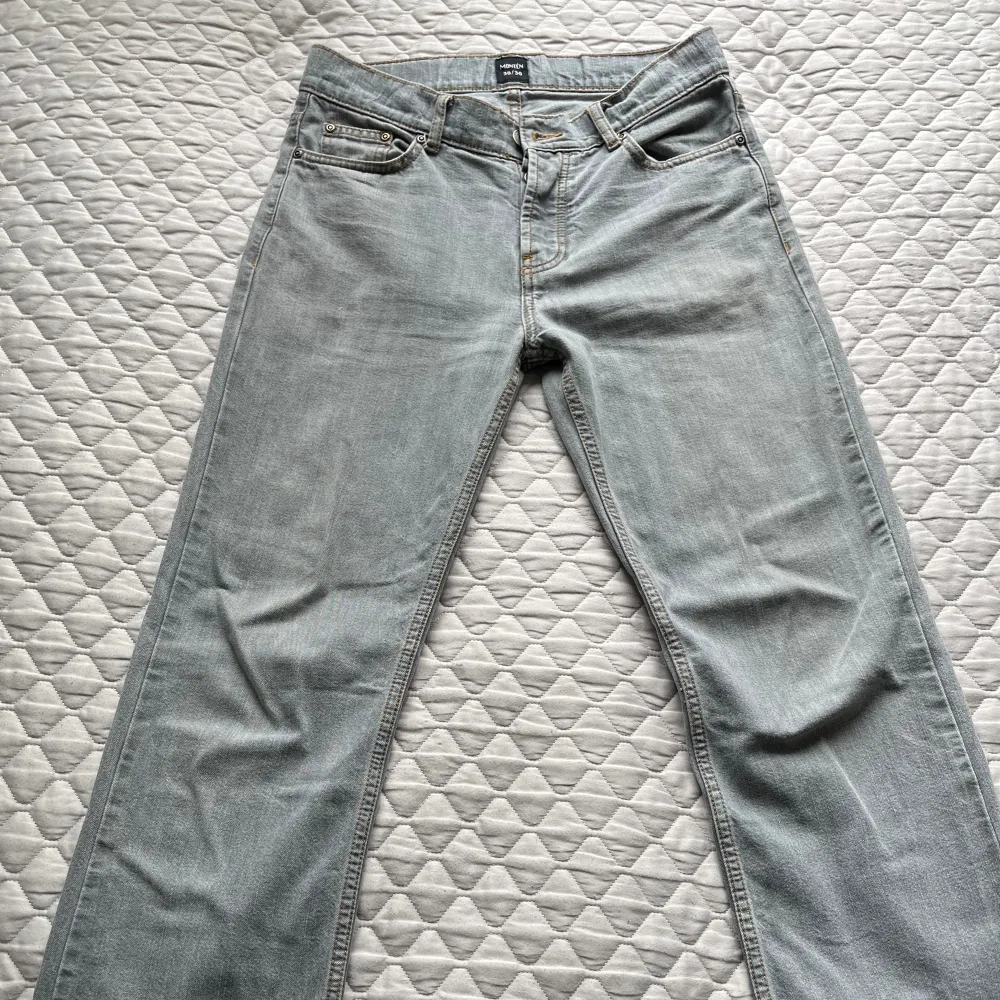 Säljer dessa gråa jeans från Monten då de inte längre används. Skicket är mycket bra och de har inga skavanker eller liknande. Storleken är W30 L30. Kontakte vid frågor eller mått.. Jeans & Byxor.