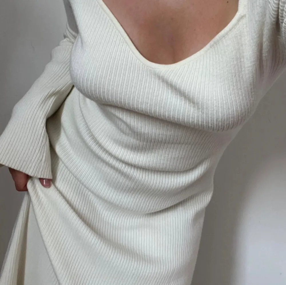 Superfin stickad klänning från Felicia Wedin kollektion med Vero Moda. Använd få antal gånger som ny! Storlek M men liten i storlek så passar S. . Klänningar.