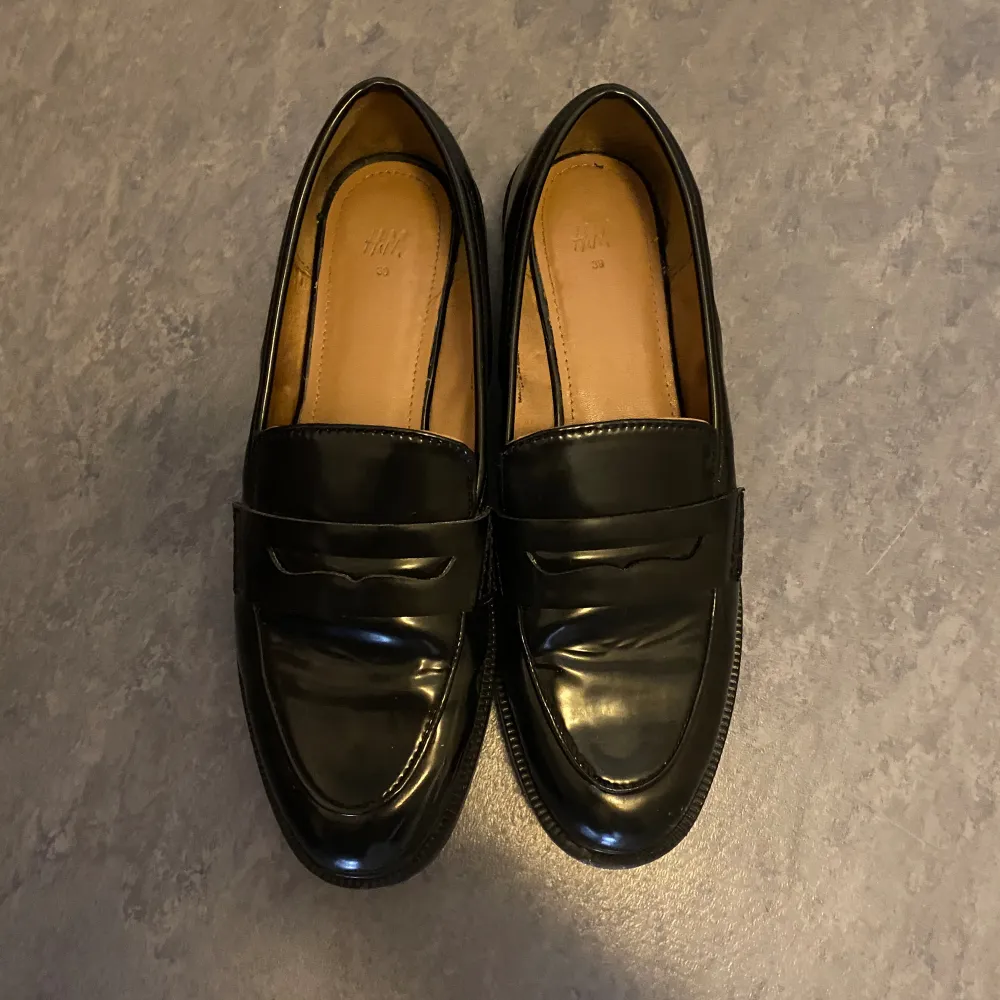 Svarta loafers från H&M. Använt några gånger, bra skick. Storlek 39. . Skor.