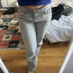 Lågmidjade jeans - Säljer dessa superfina låg/midwaist jeans från Gina i storlek 38. Använda men i mycket bra skick! Säljer då de inte passar längre😊