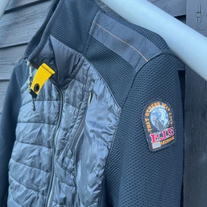 Parajumper Jayden Mesh Hybrid - En Vårjacka i 9/10 skick! Köpt våren 2022 från CareofCarl för cirka 3699 kronor, kvitto finns kvar och även andra tillbehör 