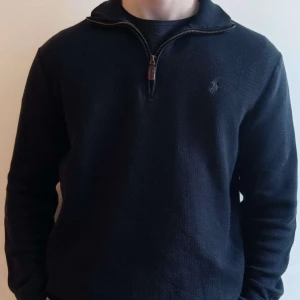 Marinblå Ralph Lauren Halfzip - Ralph Lauren halfzip i bra skick Nypris: ca 2300 kr Vårat pris: 549 kr Priset går att diskutera 