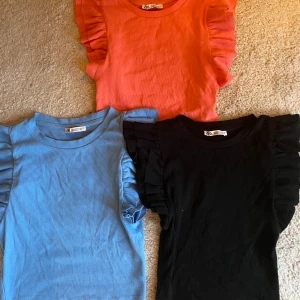 Tröjor  - Tre perfekta tröjor nu till sommaren, kommer inte till användning länger. Använt några få gånger🩵🩷🖤 säljer för 50kr st eller 140kr för alla tre.💖