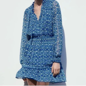 Zara klänning💗 - Säljer denna super fina klänning från zara som är i storlek Xs💗 säljer då den inte riktigt satt så bra på mig!