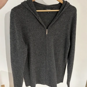 Skit kön stickad hoddie  - Säljer nu denna feta full zip i ull som endast är testad (skick: 10/10). Retail ligger på ca 1600kr. Kan gå ner i pris vid snabb affär. Bara att höra av er vid frågor.  Mvh Liam! 