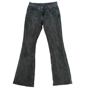Brielle 90’s jeans från Brandy Melville. Svarta/gråa, lågmidjade och flare. Jag är 169cm💞💞 