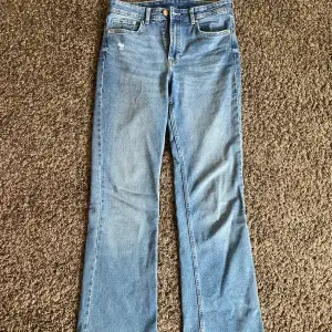 High waist Bootcut jeans från H&M. Fina och bra skick💗, använda väldigt få gånger. Säljer dom för att dom inte kommer till användning längre.