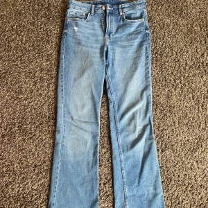 Blåa jeans  - High waist Bootcut jeans från H&M. Fina och bra skick💗, använda väldigt få gånger. Säljer dom för att dom inte kommer till användning längre.