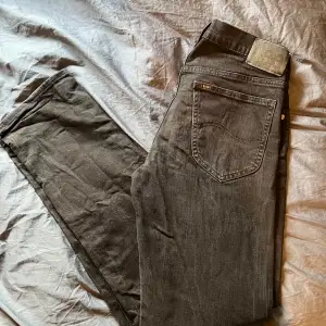 Säljer nu min Lee jeans pga som jag har växt ur. Modellen ”daren zip fly” Storlek: W29 L32 Skick: 9/10 Nästan aldrig använda. Köpta för 1100kr inne på Kennedies 