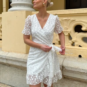 Studentklänning  - Säljer denna otroligt fina studentklänning från Gina Tricot i storlek Xs, helt ny med prislapp kvar💕👩‍🎓, priset går att diskuteras. Nypris 699kr