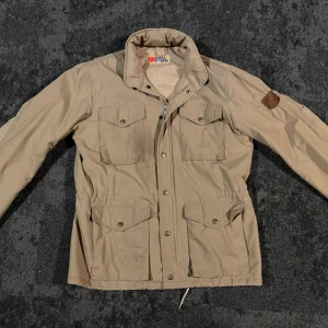 Fjällräven fieldjacket  - En riktigt skön fjällräven fieldjacka.  Den är ganska gammal så man ser att den är använd men ändå väldigt bra skick.  Priset är inte hugget i sten  💪