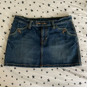 Mini kjol - Jeans mini kjol som är 34cm lång. Runt om är midjemåttet 81cm och rakt över 39cm. Har lite defekter på bakfickorna (bild 4) men inget som märks särskilt mycket. Skriv om du har några frågor eller vill ha mer bilder <3