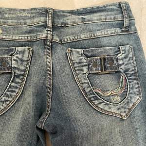 Jätte snygga (!!!) low waist jeans som har används flitigt, de är straight med coola detaljer vid midjan och på bakfickorna. 