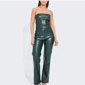 Grönt ”skinn” set - Snyggt ”skinn” set från BikBok i en mörkare grön färg. (Har som en lite. Repa på bakfickan, se andra bilden. Inget så är så synligt) 💕obs! Lånade bilder. 