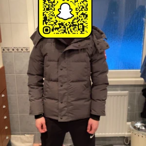 Canda gose - Inget fel på den inga hål inget dåligt med jackan säljer denna jacka för har inte sån stil längre det är storlek S men M passar också 